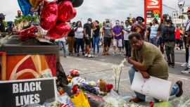 Un hombre reza frente a un monumento improvisado en honor a George Floyd, quien murió bajo custodia el 26 de mayo de 2020 en Minneapolis, Minnesota. - Un video de un hombre negro esposado muriendo mientras un oficial de Minneapolis se arrodilló en su cuello por más de cinco minutos provocó un nuevo furor en los Estados Unidos por el tratamiento policial de afroamericanos el martes. El alcalde de Minneapolis, Jacob Frey, despidió a cuatro policías tras la muerte bajo custodia de George Floyd el lunes cuando el sospechoso fue presionado sin camisa en una calle de Minneapolis, con la rodilla de un oficial en el cuello. (Foto por Kerem Yucel / AFP)