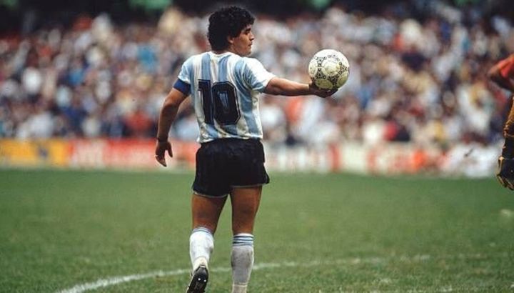 Diego Maradona con la camiseta 10 de la Selección. 