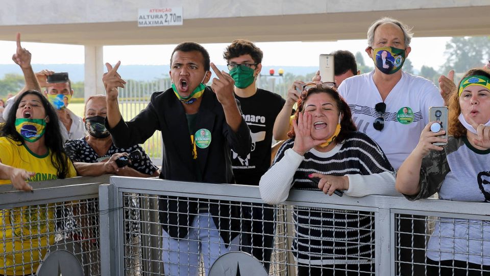 La furia de los seguidores del ex capitán contra los periodistas.