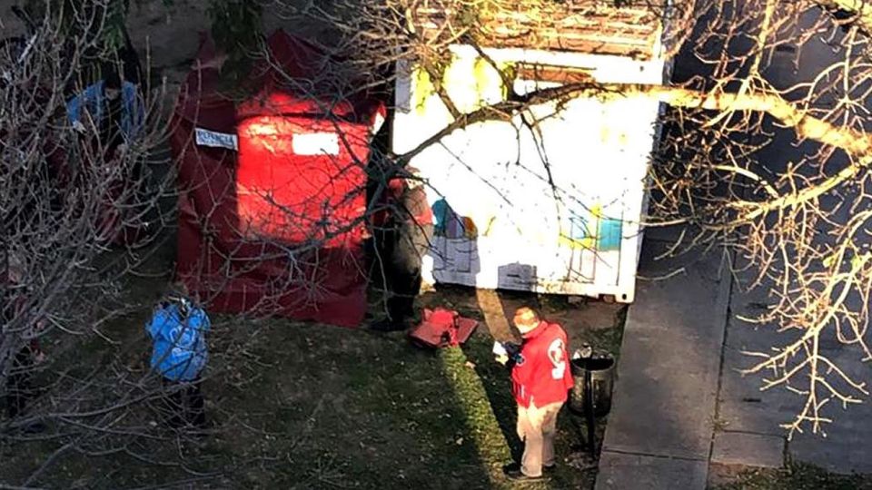 La Policía trabaja en el lugar en donde se encontró el cuerpo.