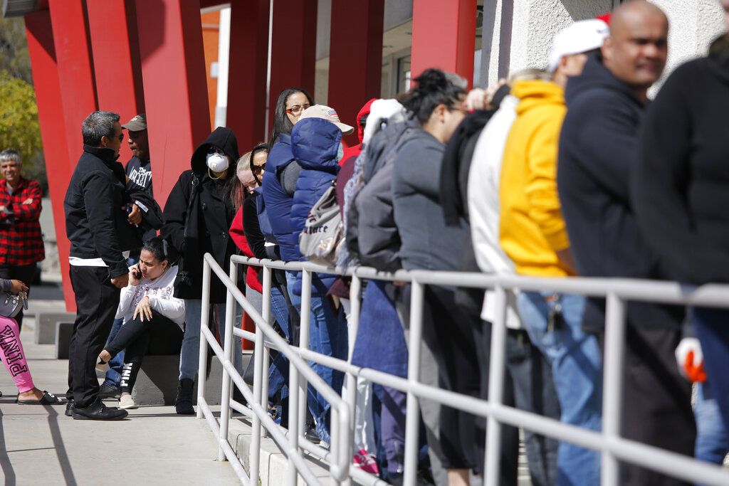 Una cifra récord de desempleados. Filas para cobrar el subsidio.