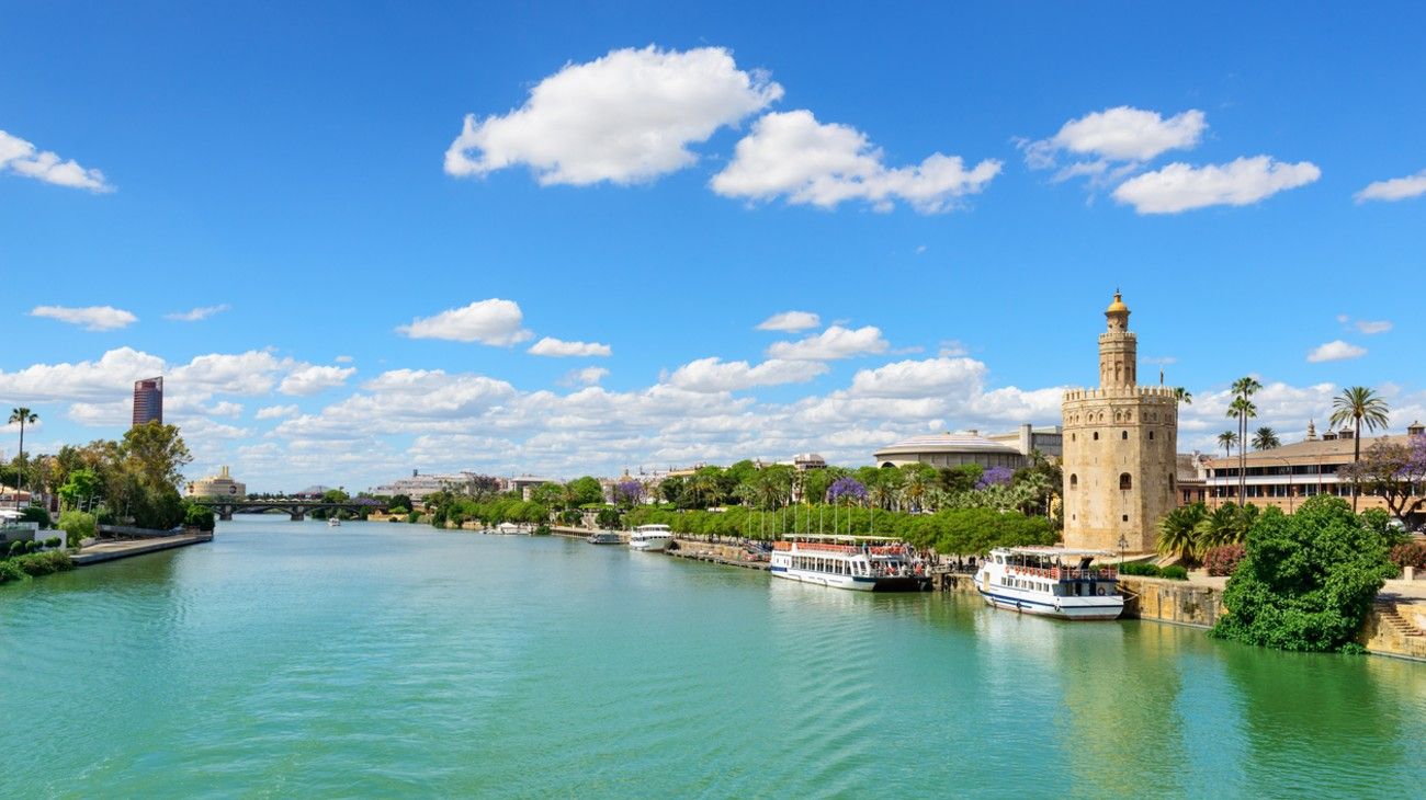 Vista de Sevilla y del río Guadalquivir. España prevé recibir turistas internacionales en condiciones seguras a partir del 1 de julio.