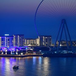 Un bote navega frente a la noria Ain Dubai (Dubai Eye) ubicada en la isla Bluewaters en la ciudad del Golfo de Dubai, el 28 de mayo de 2020. (Foto por GIUSEPPE CACACE / AFP) | Foto:AFP