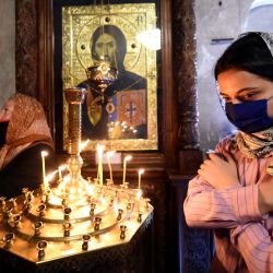 Las mujeres que usan una máscara facial oran durante el servicio de la iglesia ortodoxa 'Ascensión del Señor' en una catedral en Tbilisi el 28 de mayo de 2020, en medio del brote de COVID-19 causado por el nuevo coronavirus. (Foto por Vano Shlamov / AFP) | Foto:AFP