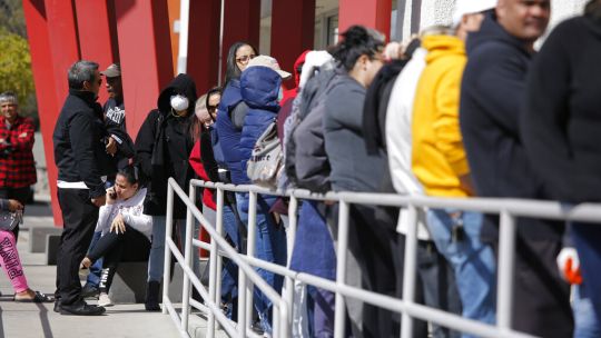 Una cifra récord de desempleados. Filas para cobrar el subsidio.