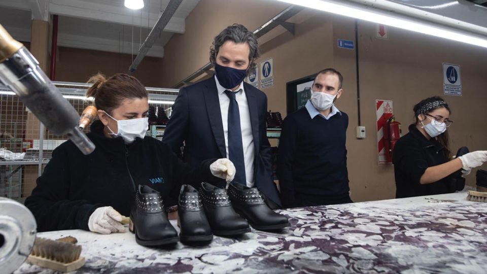 Recorrida de Cafiero y Guzman por una fábrica de calzado