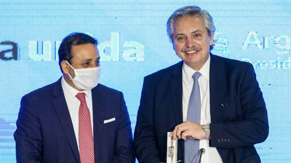 El presidente Alberto Fernández, junto al gobernador Oscar Herrera Ahuad, al llegar a Misiones.