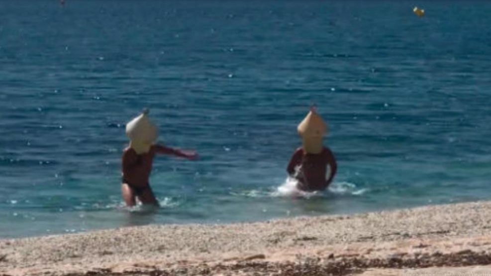 Francia: se disfrazan de boya para poder nadar en cuarentena