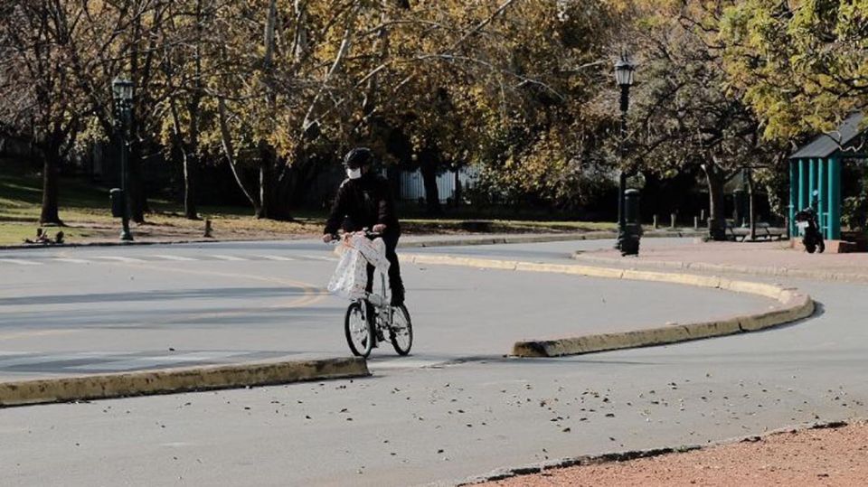 GENTE HACIENDO ACTIVIDAD FíSICA EN PARQUES 20200529