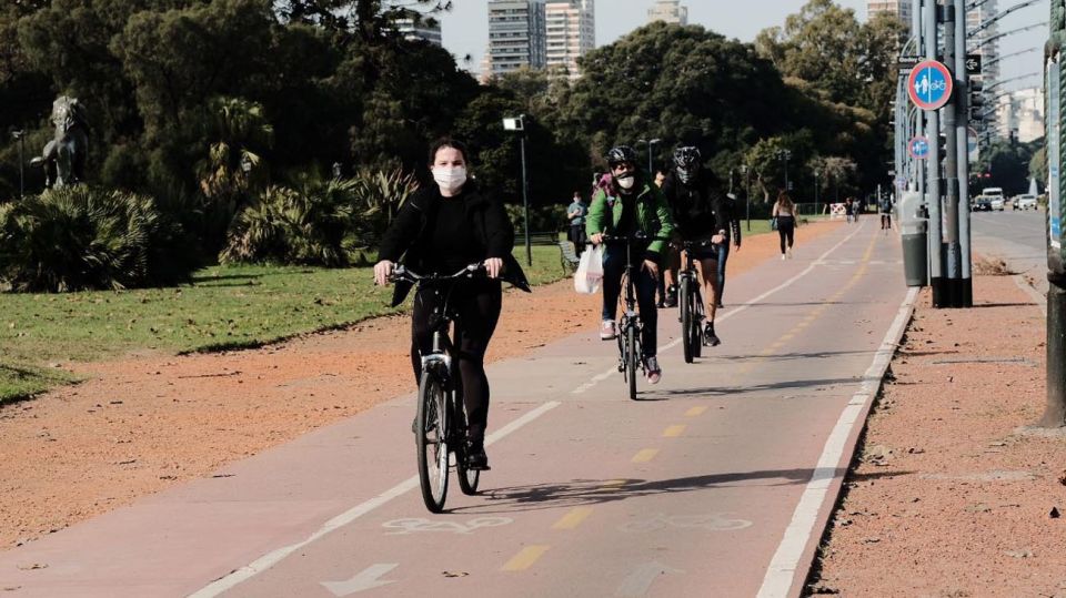 GENTE HACIENDO ACTIVIDAD FíSICA EN PARQUES 20200529