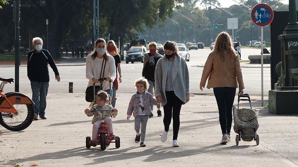 GENTE HACIENDO ACTIVIDAD FíSICA EN PARQUES 20200529