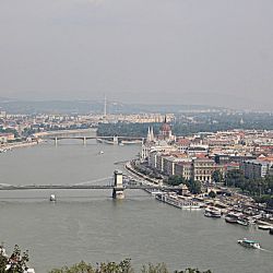 En la señorial ciudad de Budapest las tiendas, los parques y las áreas exteriores de bares y restaurantes están abiertos.
