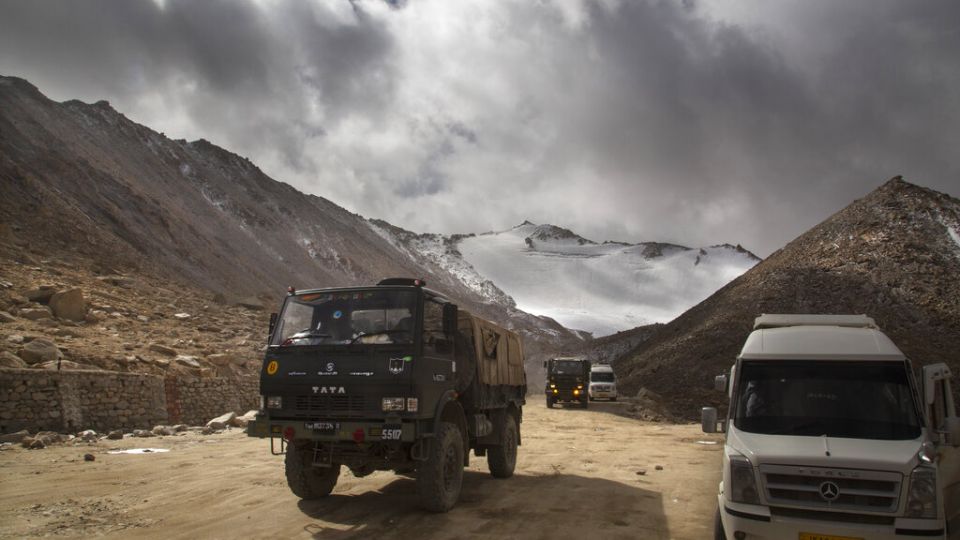 Un camión del ejército indio recorre la zona en disputa.