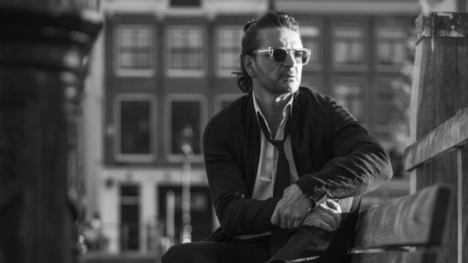 Ricardo Arjona presenta su nuevo álbum "Blanco" de manera exclusiva en su plataforma online.