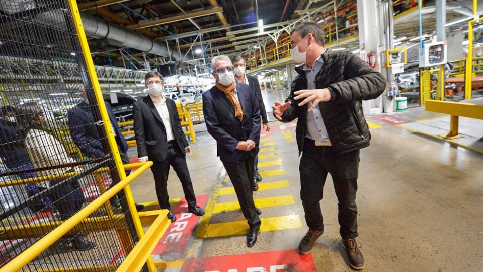 El intendente de Tigre, Julio Zamora, y el ministro de Producción, Ciencia e Innovación Tecnológica bonaerense, Augusto Costa, recorrieron la fábrica Ford, en General Pacheco, que reinició sus actividades hace unos días.