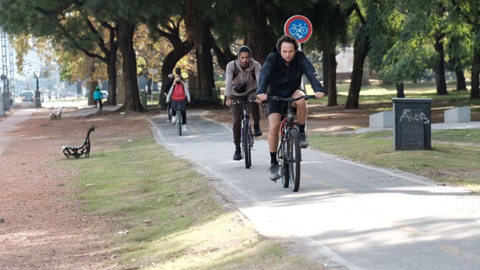 La gente sale a los parques y plazas a pesar de la cuarentena