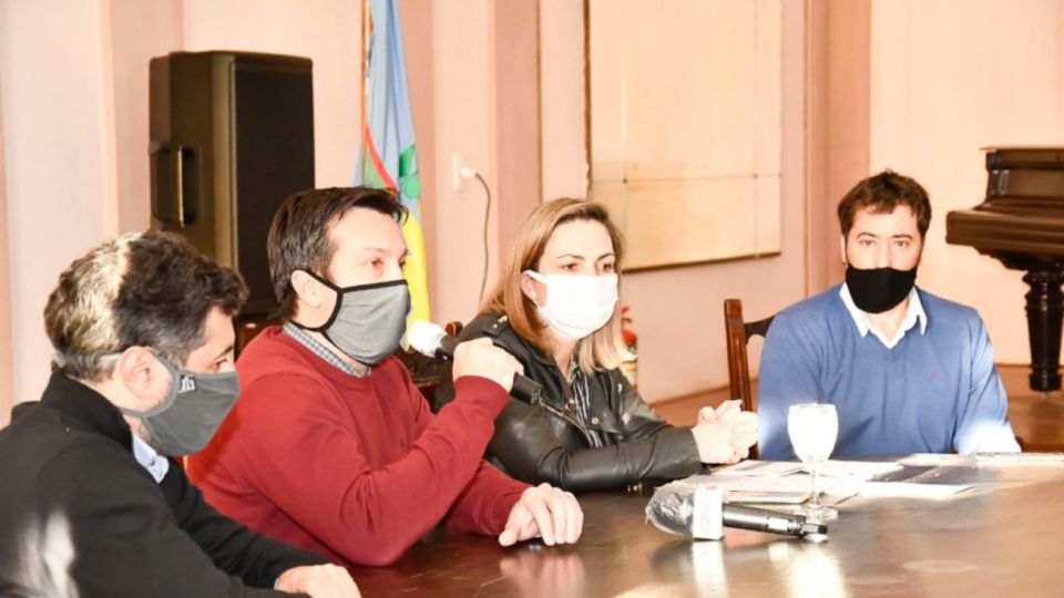 El intendente local Arturo Rojas y la secretaria de Salud, Ruth Kalle, dieron una conferencia de prensa para informar los pasos a seguir.