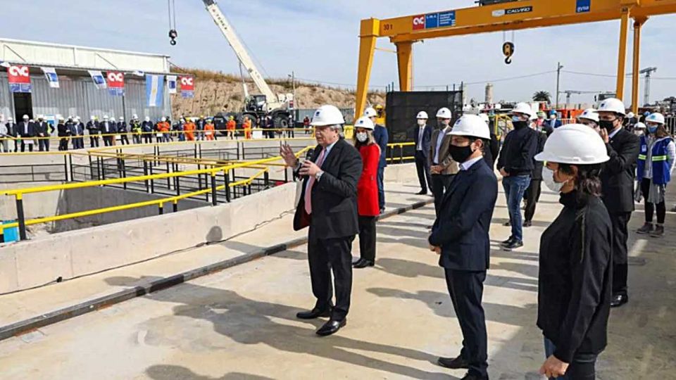 Obras. El mandatario hizo anuncios junto a Malena Galmarini.