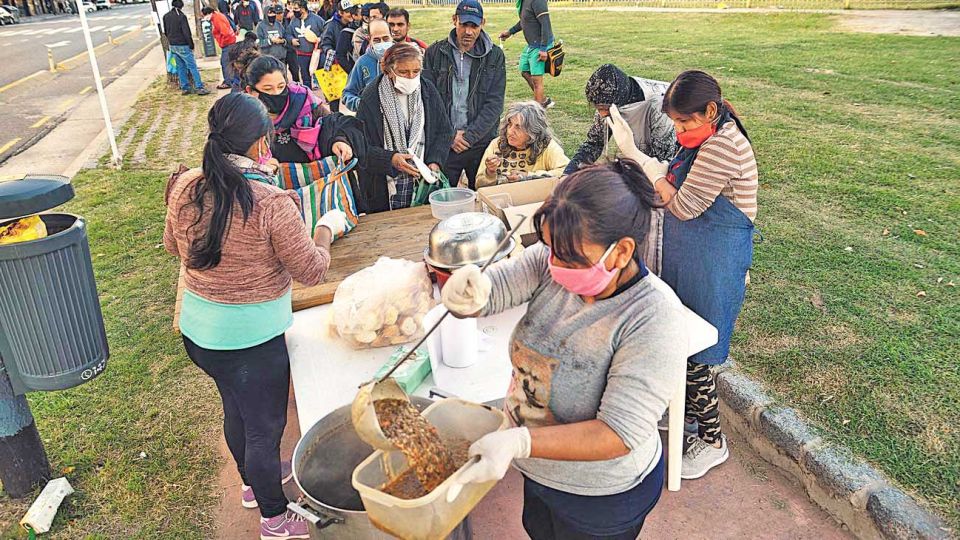 Gestión. Uno de los símbolos de cómo deben articularse mecanismos diferentes fue la cuestionada compra de alimentos en el comienzo de la pandemia.
