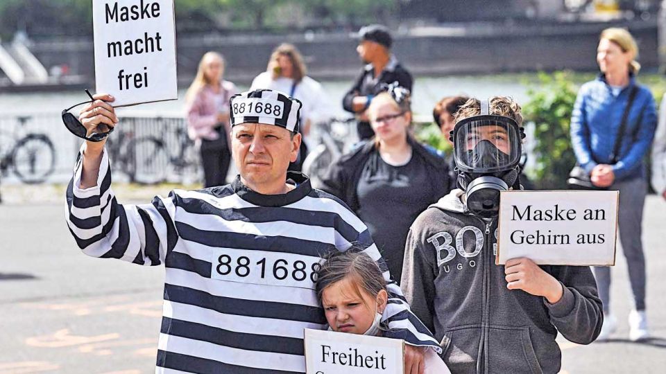 Rechazo. Una de las tantas protestas en ciudades de Alemania contra las restricciones impuestas para controlar la pandemia.