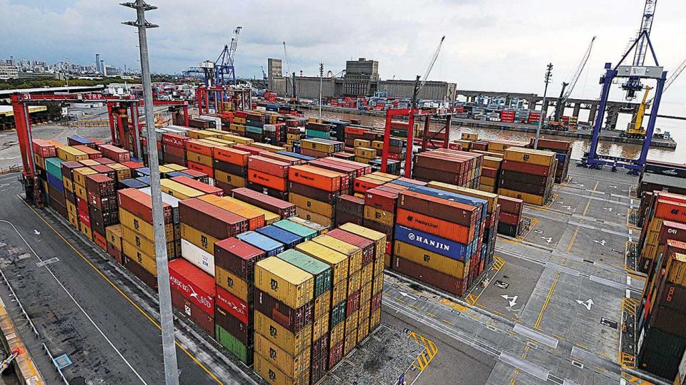 En baja. Las importaciones cayeron un 30% en abril y las exportaciones, un 20% según Indec.