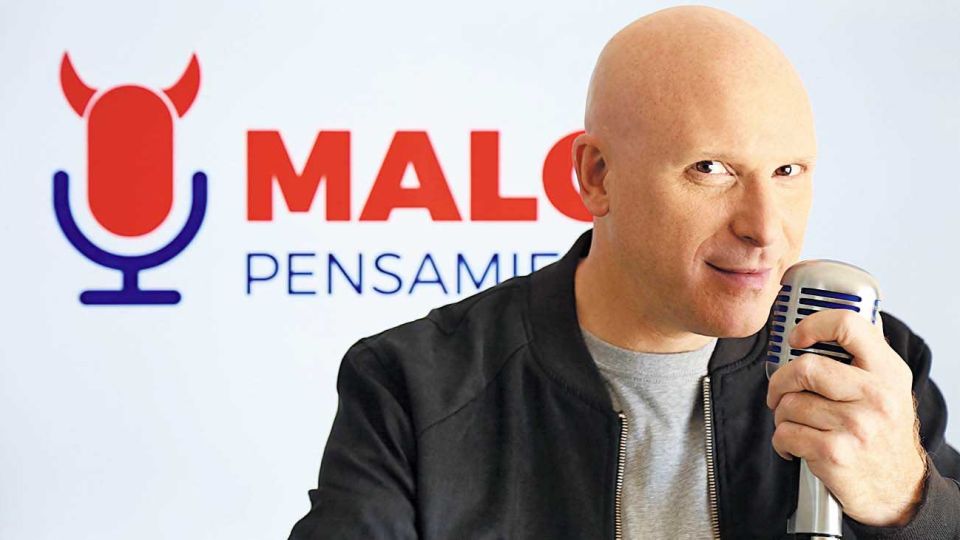 Comunicador. Petinatti todas las tardes en la radio uruguaya. Concita fanatismos apasionados similares a los del fútbol.