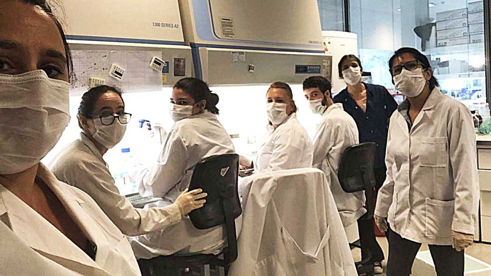 Equipo. La doctora Juliana Cassataro junto a los científicos del Instituto de Investigaciones Biotecnológicas de la Unsam.