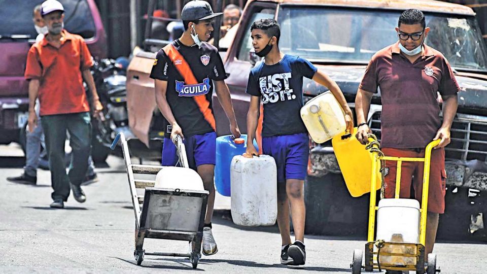 Agua corriente. Muchos no tienen. “No es creíble que solo haya mil contagios”, dice el estudio.