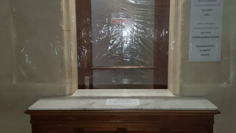 MAMPARAS. No está probada su efectividad, sin embargo algunas oficinas montaron separadores caseros.