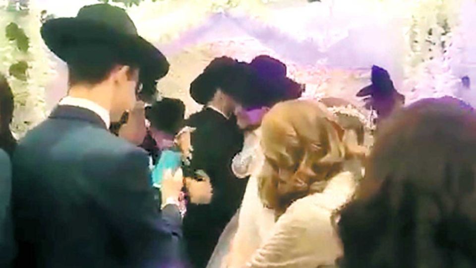Transgresión. Hubo tres ceremonias matrimoniales en Once durante la semana pasada. Personas que optaron por una ley diferente a la del Estado.