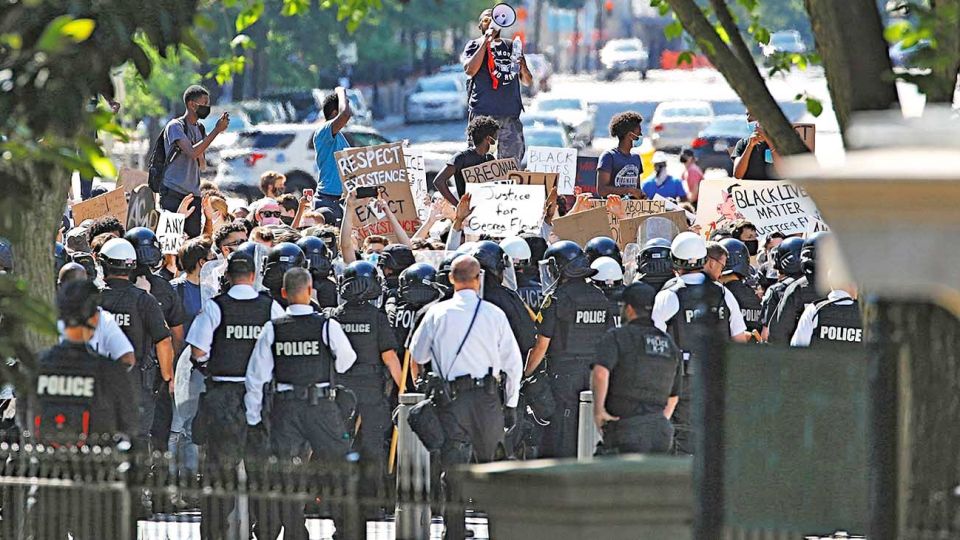 Casa blanca. El presidente advirtió que si los manifestantes superan el cerco, los esperan “crueles perros y armas amenazadoras”.