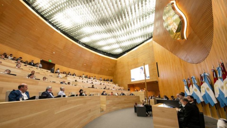 REPERFILAMIENTO. El oficialismo provincial busca luz verde para renegociar plazos y montos de la deuda pública, la mayor parte nominada en dólares.