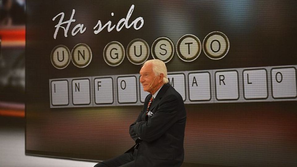 LA ULTIMA. Tobi, por última vez en el piso de Noticiero 12 y retirándose del estudio, después del homenaje que le brindó el canal.