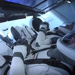En esta imagen fija tomada de la televisión de la NASA, los astronautas de la NASA Bob Behnken y Doug Hurley están atados en la cápsula SpaceX Crew Dragon en el Centro Espacial Kennedy en Florida para su lanzamiento a la Estación Espacial Internacional. | Foto:NASA TV / AFP
