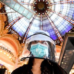 Una mujer que llevaba tiendas de protección facial en las Galerías Lafayette el primer día de la reapertura de la tienda de lujo en general en París, mientras Francia alivia las medidas de cierre adoptadas para frenar la propagación de la pandemia de Covid-19 ( nuevo coronavirus). | Foto:ALAIN JOCARD / AFP