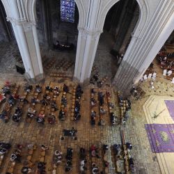 El obispo francés de Chartres Monseñor Philippe Christory celebra la misa de Pentecostés en la Catedral de Chartres, también conocida como la Catedral de Nuestra Señora de Chartres, mientras Francia alivia las medidas de bloqueo tomadas para frenar la propagación del COVID-19. | Foto:JEAN-FRANCOIS MONIER / AFP
