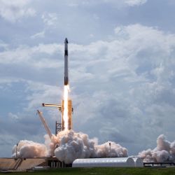 Esta foto informativa publicada por la NASA muestra un cohete SpaceX Falcon 9 que transportaba la nave espacial Crew Dragon de la compañía lanzada desde el Launch Complex 39A en la misión SpaceX Demo-2 de la NASA a la Estación Espacial Internacional con los astronautas de la NASA Robert Behnken y Douglas Hurley a bordo el 30 de mayo de 2020, en el Centro Espacial Kennedy de la NASA en Florida.  | Foto:Bill Ingalls / NASA / AFP