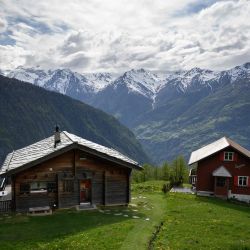 Fotografía que muestra dos chalets en el pueblo alpino de Gspon en Suiza. | Foto:Fabrice Coffrini / AFP