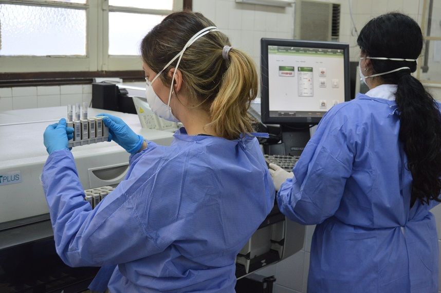 BIOSEGURIDAD. “Cuando esas muestras llegan al laboratorio, dichas cajas se abren en una habitación especial y se manipula con guantes, gafas, cofia y todas las normas de bioseguridad necesarias para esta tarea