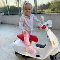 Matilda Salazar con su nuevo regalo