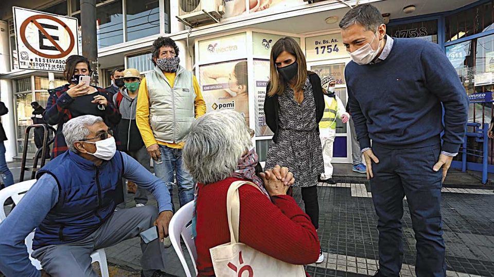 Anses. La titular Fernanda Raverta dialogó con jubilados que esperaban para cobrar su haber.