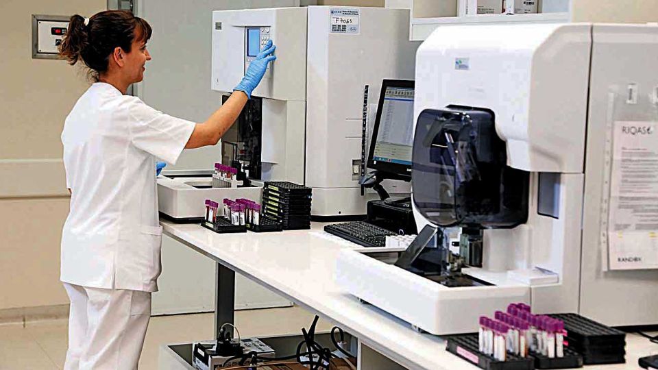 Equipamiento. Las muestras se procesan en laboratorios de rutina. El test serológico tiene un valor de alrededor de $ 3 mil.