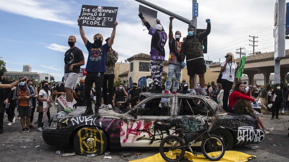 Una de las violentas imagenes de las protestas de este fin de semana en Los Angeles.