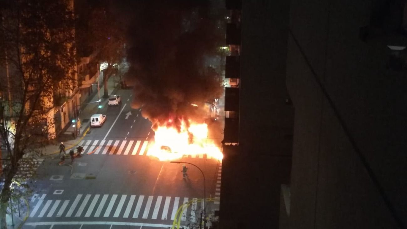 Se incendió un colectivo en el barrio de Almagro.