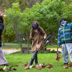 Los niños, acompañados por un adulto, disfrutaron  de los paseos permitidos, a pesar de las bajas temperaturas del fin de semana. | Foto:Juan Ferrari