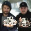 Los cineastas Daniel Wagner y André Jung con dos de los drones con cámara que desarrollaron. Foto: minidrone.studio.