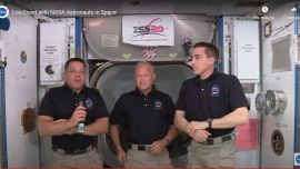 Douglas Hurley, un marine retirado de 53 años, y Robert Behnken, de 49 años, es coronel de la Fuerza Aérea, aquí con Chris Cassidy (derecha).