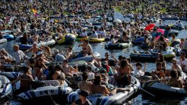 Las personas asisten a un delirio en botes de todos los tamaños para apoyar a los clubes de baile de renombre mundial de Berlín que luchan debido a la pandemia del coronavirus COVID-19 en el canal Landwehr en el distrito de Kreuzberg de Berlín.