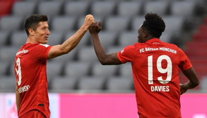 Fútbol post coronavirus en Alemania: festejo con distanciamiento social de los jugadores del Bayern Munich. //AFP