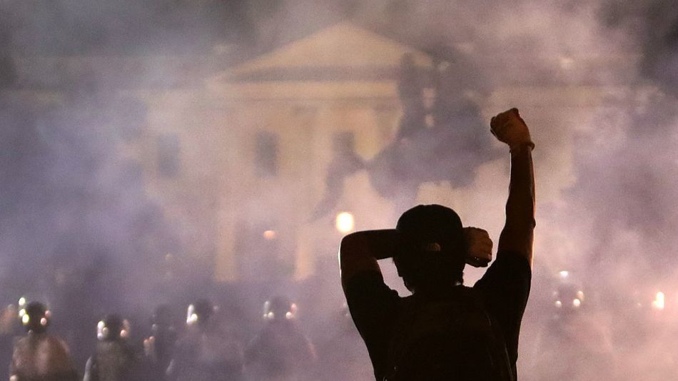 Estados Unidos hundido en el caos. Los manifestantes cercaron a Trump.